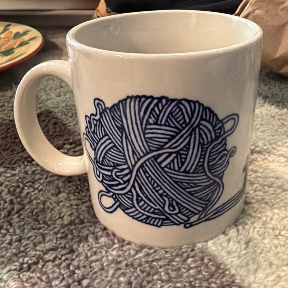 Le Chat Blue White Ceramic Coffee Mug Cat Yarn Ball Mouse Whimsical Tea Cup - Picture 2 of 3